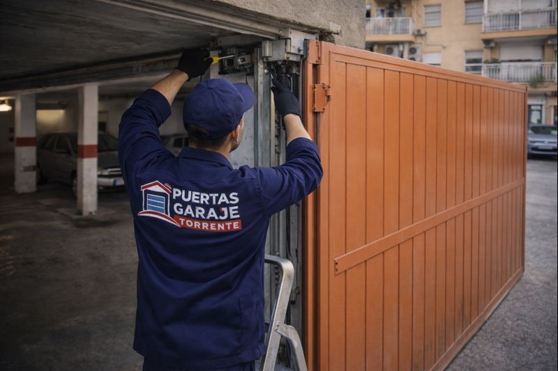 Técnico de Puertas Garaje Torrente ajustando un motor real en una puerta corredera de garaje en Xirivella