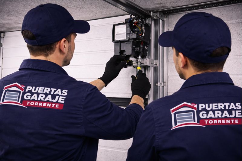 Técnicos de Puertas Garaje realizando una intervención profesional en una puerta de garaje